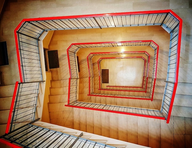 Photo directement en dessous de l'escalier en spirale dans le bâtiment
