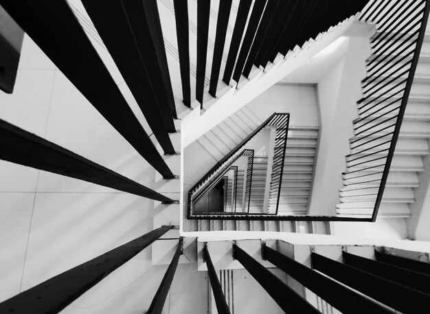 Directement en dessous de l'escalier en spirale du bâtiment