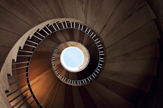 Directement en dessous de l'escalier en spirale