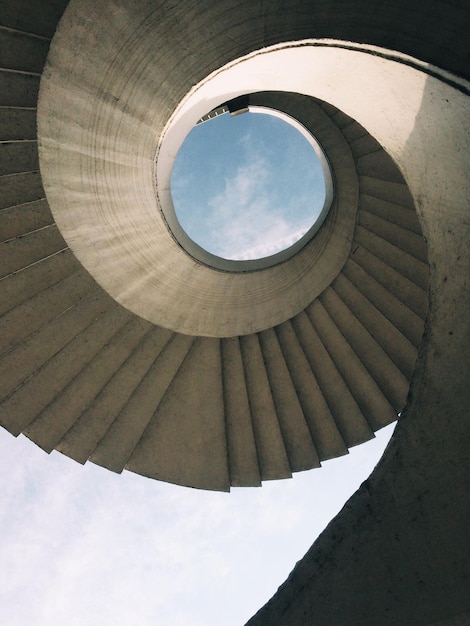 Photo directement en dessous de l'escalier en spirale