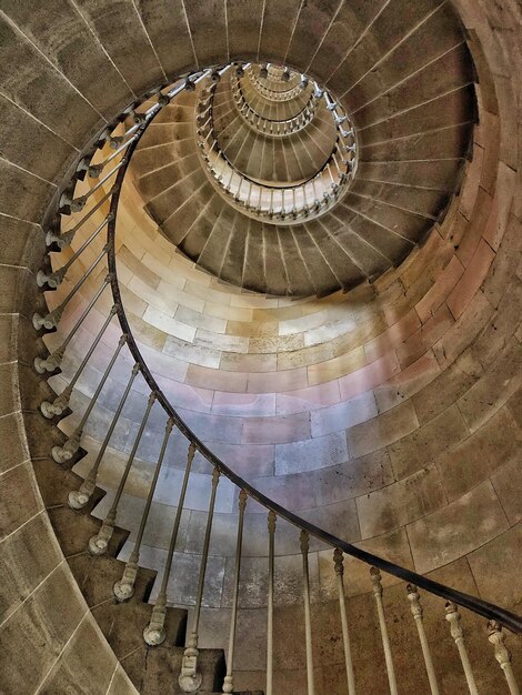 Directement en dessous de l'escalier en spirale