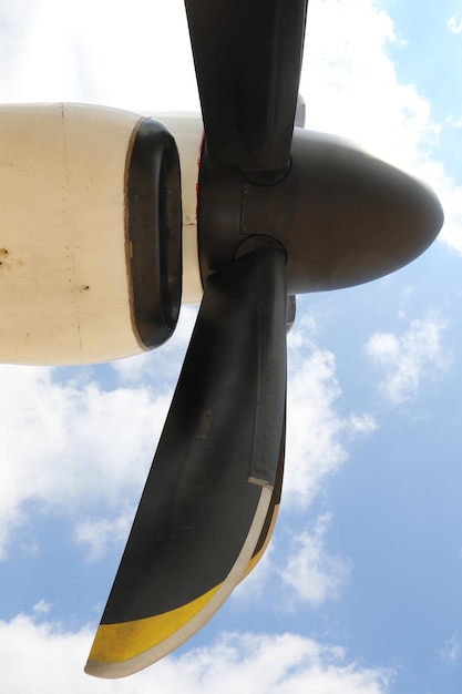 Photo directement en dessous de l'hélice de l'avion contre le ciel