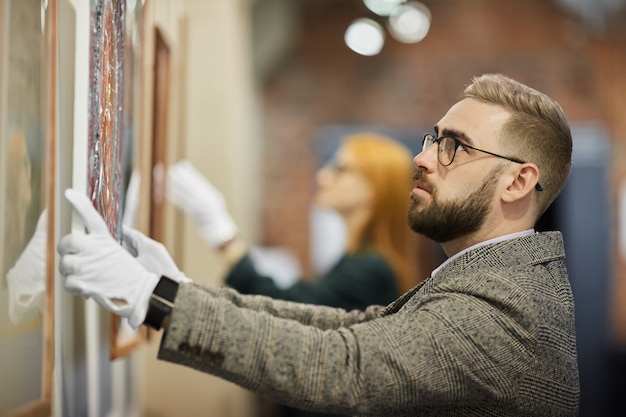 Directeur artistique accroché le tableau