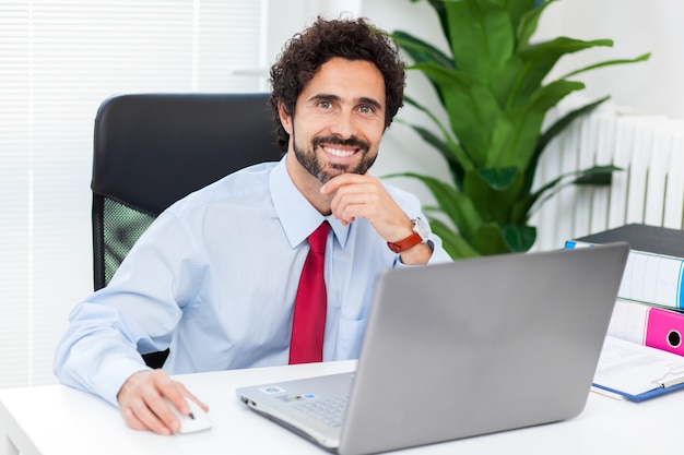 Directeur attrayant au travail dans son bureau