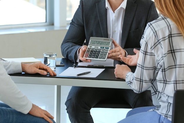 Directeur de banque travaillant avec les clients au bureau