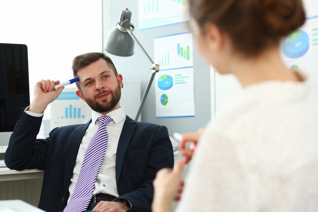 Photo le directeur discute des rapports avec un collègue