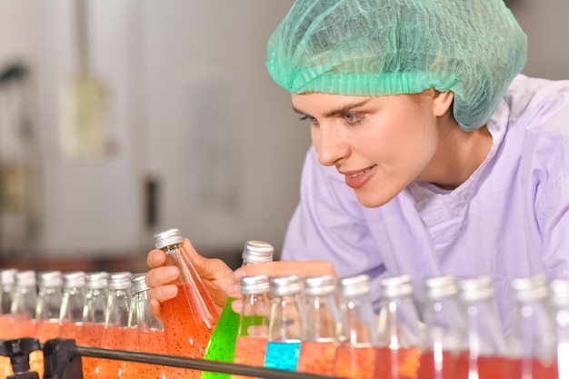 Le directeur du contrôle de la qualité inspecte le produit en usine.