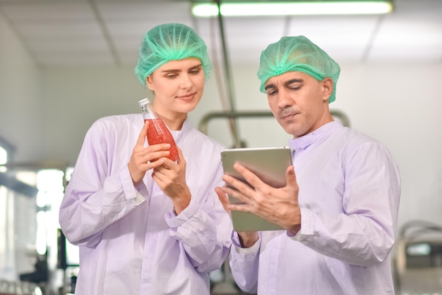 Le directeur du contrôle de la qualité inspecte le produit en usine.