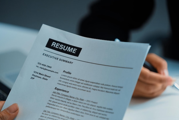 Le directeur du département des ressources humaines lit le CV.