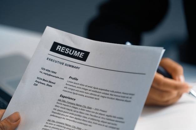 Le directeur du département des ressources humaines lit le CV.