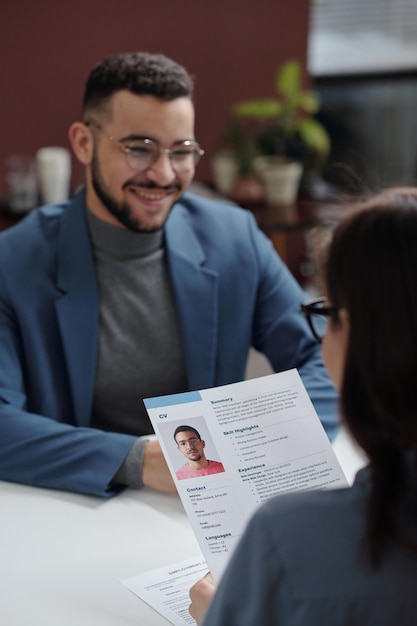Le directeur du HR lit le CV.