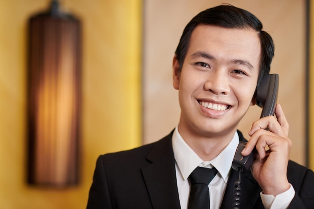 Le directeur du spa parle au téléphone avec les invités et le personnel.