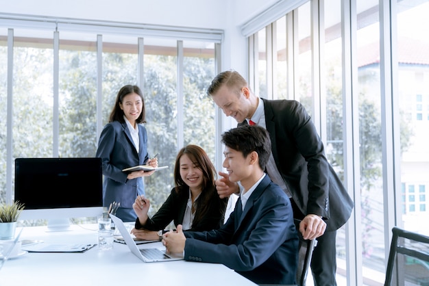 Le Directeur A Encouragé L'admiration Des Employés De Bureau Capables De Réaliser Le Plan De Travail De L'entreprise Cible.