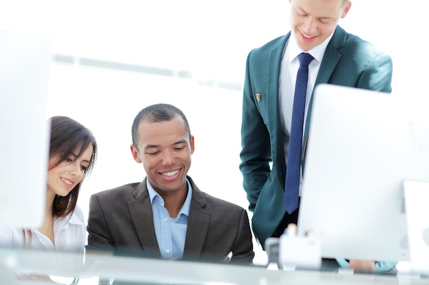 Directeur Et équipe Commerciale Discutant Des Documents De Travail