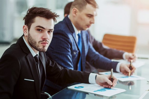 Le directeur de l'équipe des finances et des affaires travaille avec des graphiques financiers à son bureau au bureau