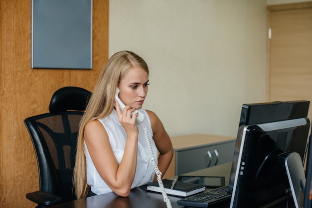 Le directeur est au téléphone dans son bureau