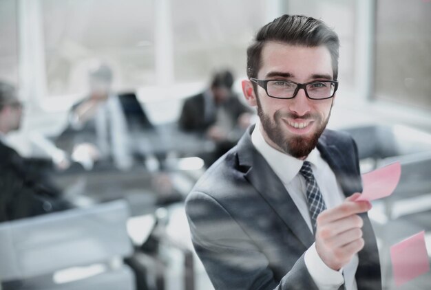 Le directeur lit une note collante sur un conseil en verre