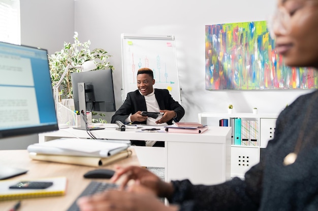 Le directeur marketing des employés de bureau tient la tablette à la main regarde l'ordinateur bonne nouvelle transfert d'argent