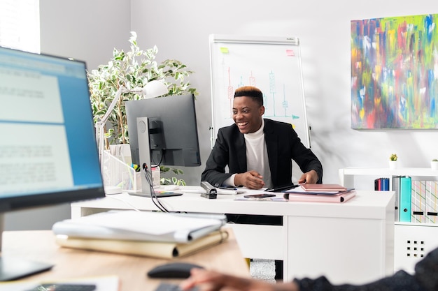 Le directeur marketing des employés de bureau tient la tablette à la main regarde l'ordinateur bonne nouvelle transfert d'argent