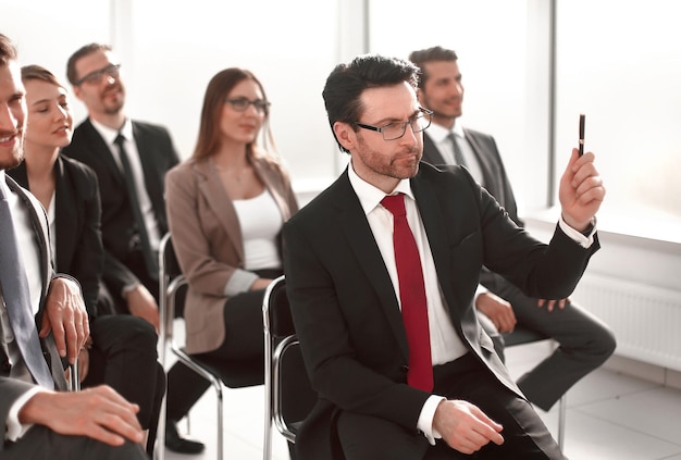 Le directeur pose une question lors d'une réunion d'affaires