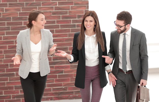 Le directeur rencontre les clients sur la photo du bureau avec espace de copie