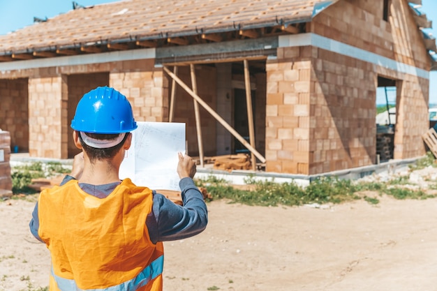 Photo le directeur des travaux inspecte le projet sur la construction d'une maison familiale