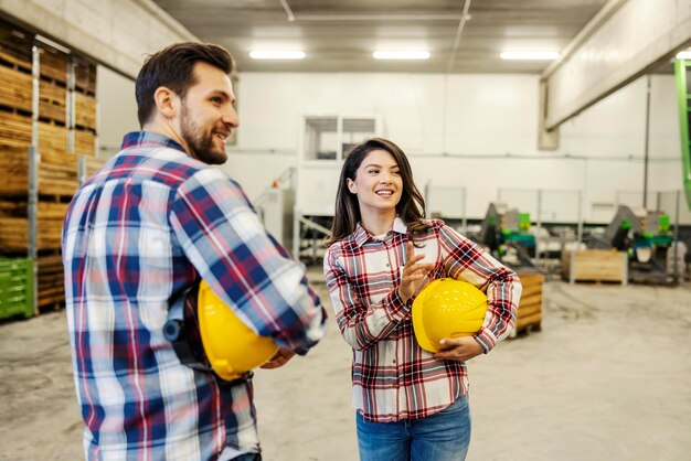 Un directeur d'usine dans une installation parle d'amélioration des affaires