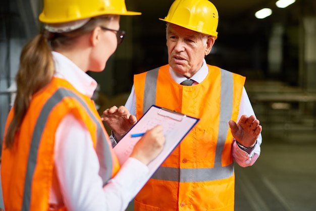 Directeur d'usine principal au travail