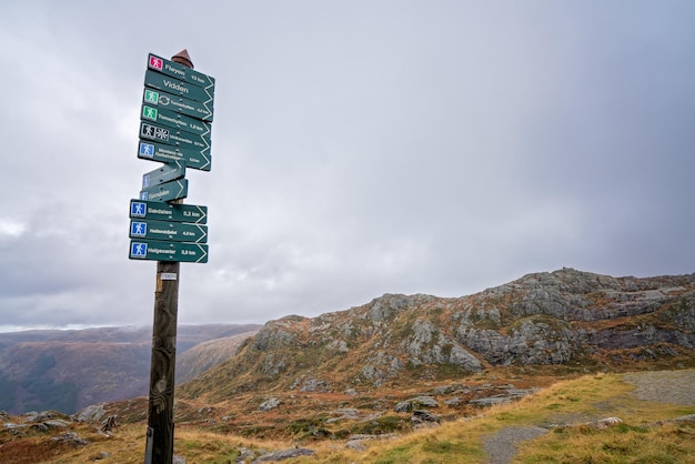 Directions des sentiers et des sentiers des poteaux de montagne en bois