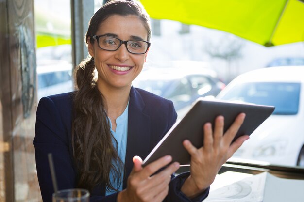 Dirigeant d'entreprise à l'aide de tablette numérique au café