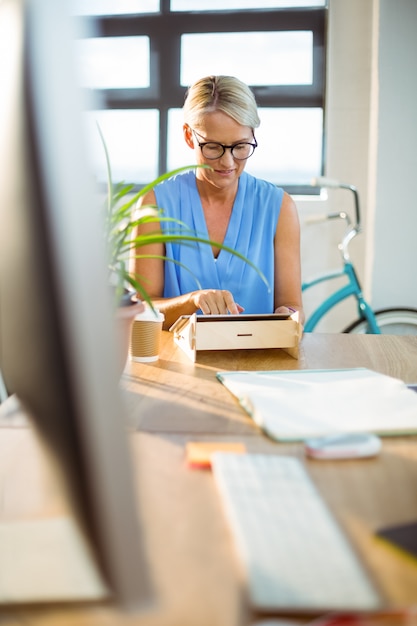 Dirigeant d'entreprise à l'aide de tablette numérique