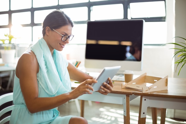 Dirigeant d'entreprise à l'aide de tablette numérique