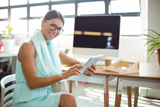 Dirigeant d'entreprise à l'aide de tablette numérique