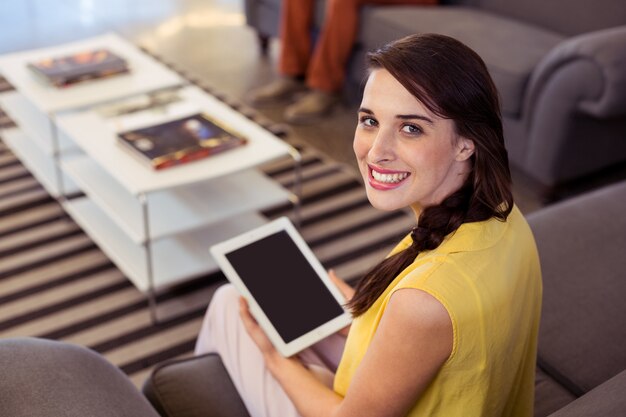 Dirigeant d'entreprise féminin tenant une tablette numérique