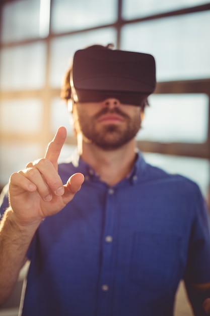 Dirigeant d'entreprise masculin à l'aide d'un casque de réalité virtuelle