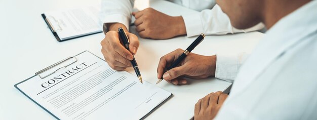 Photo un dirigeant d'entreprise signe un contrat, un document d'accord, est astucieux.