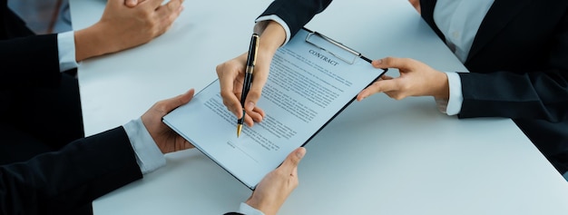 Un dirigeant d'entreprise signe un document d'accord de contrat.