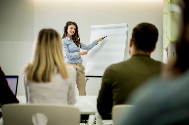 Dirigeante créative et positive parlant du plan d’affaires avec les étudiants lors d’un atelier