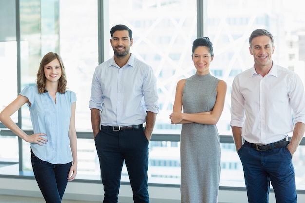 Dirigeants d'entreprise debout au bureau