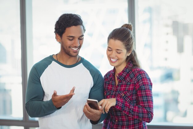 Dirigeants d'entreprise discutant à l'aide de téléphone mobile