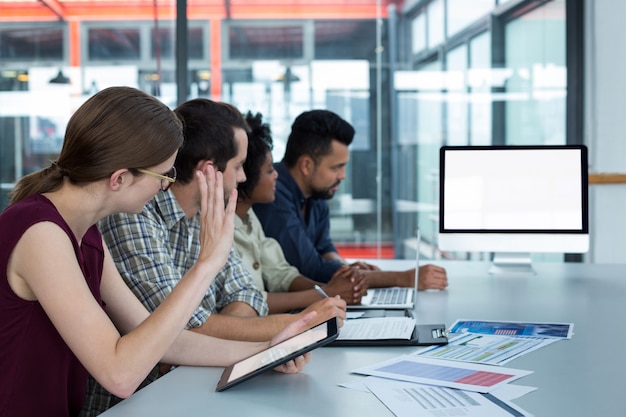 Les dirigeants d'entreprise discutant pendant la réunion