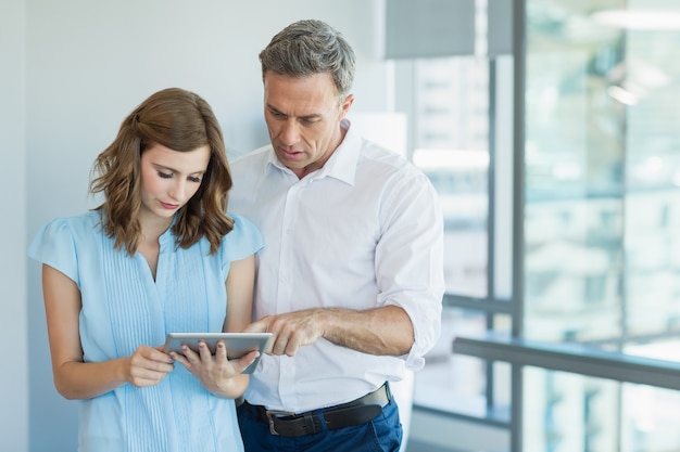 Les dirigeants d'entreprise discutant sur tablette numérique