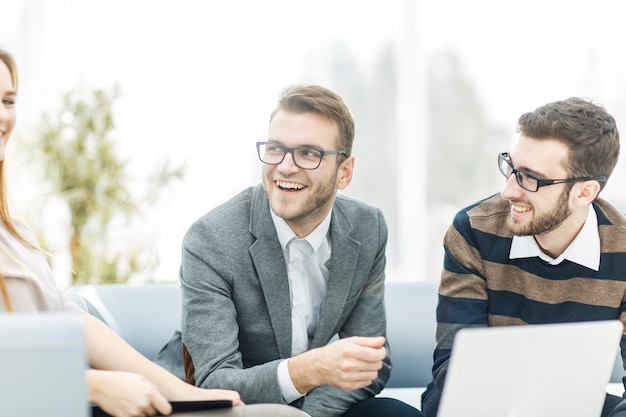 dirigeants de l'entreprise et du client, discutant des termes du nouveau contrat