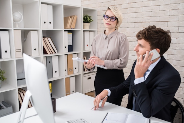 Dirigeants d'entreprise occupés à travailler au bureau