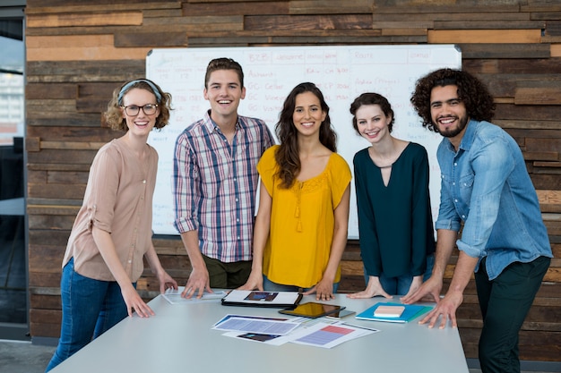 Dirigeants d'entreprise souriant debout au bureau