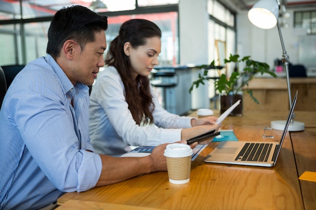 Dirigeants d'entreprise travaillant au bureau