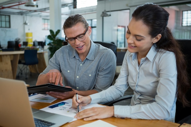 Dirigeants d'entreprise travaillant au bureau