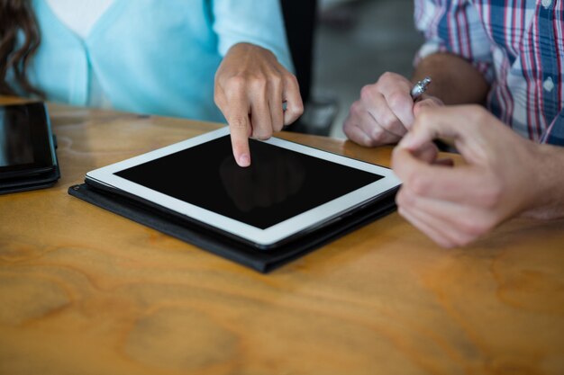 Dirigeants d'entreprise utilisant une tablette numérique au bureau