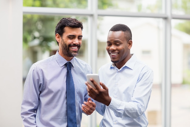 Dirigeants d'entreprises discutant sur téléphone mobile