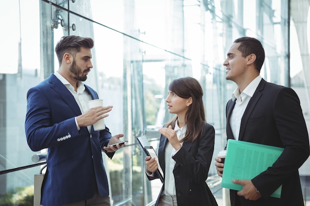 Les dirigeants des entreprises interagissent les uns avec les autres en dehors de la plateforme